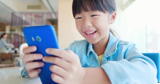 Bambina uso smartphone — Video Stock