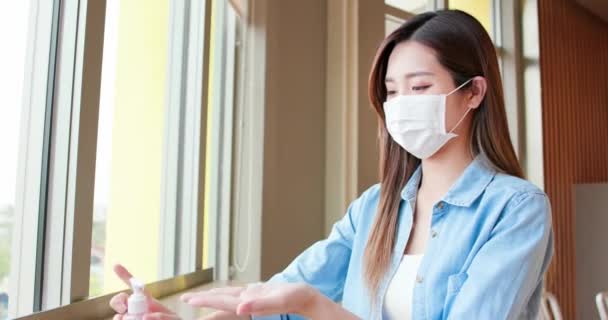 Азіатська жінка використовує гель для дезінфекції — стокове відео