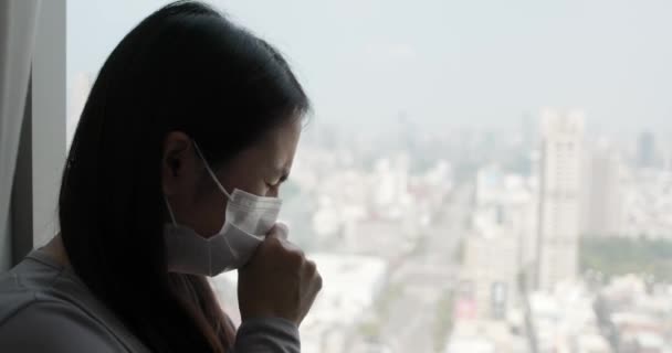 Женщина кашляет и носит маску — стоковое видео
