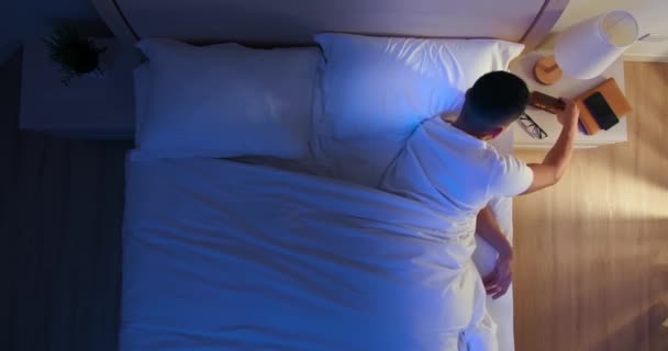 Азіатський чоловік має безсоння — стокове відео