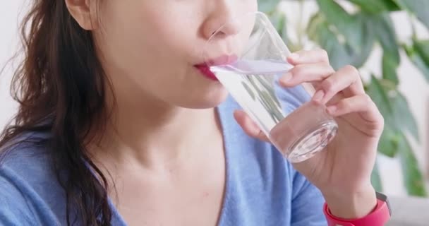 アジアの女性は薬を食べる — ストック動画