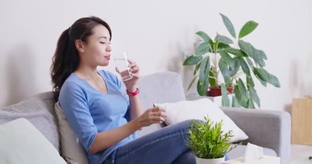 アジアの女性は薬を食べる — ストック動画