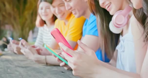 Jovens estudantes usam smartphone — Vídeo de Stock