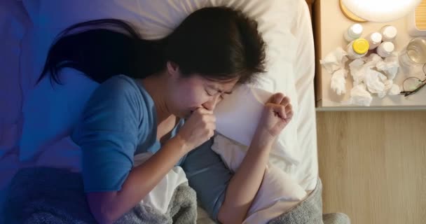 Asiatice femeie tuse în dormitor — Videoclip de stoc