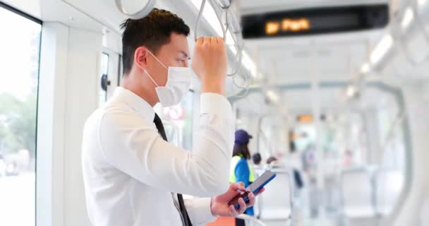 Man met masker in metro — Stockvideo