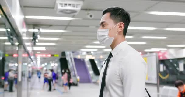 Homem com máscara na estação — Vídeo de Stock