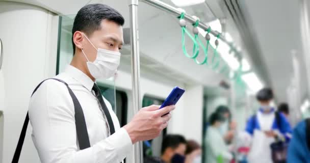 Homem com máscara no metro — Vídeo de Stock