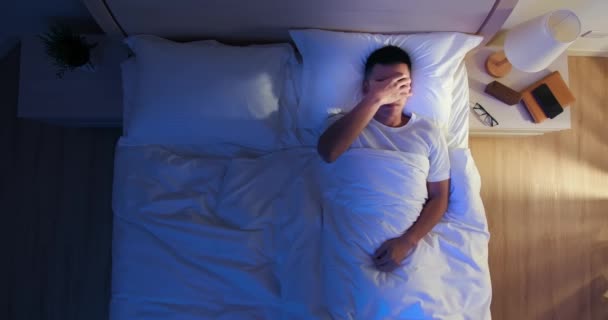 Asiático hombre tiene insomnio — Vídeos de Stock