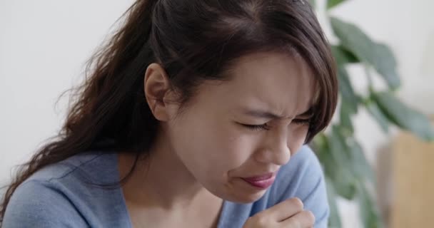 Азиатка кашляет дома — стоковое видео