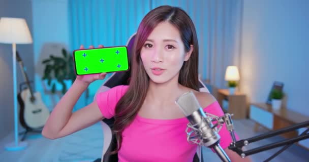 Mädchen zeigen App im Smartphone — Stockvideo