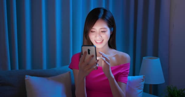 女人快乐地使用智能手机 — 图库视频影像