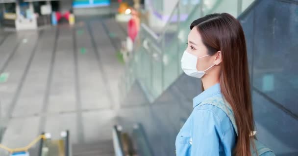 Frau mit Maske im Bahnhof — Stockvideo