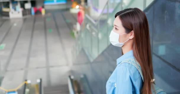 Mujer con máscara en la estación — Vídeo de stock