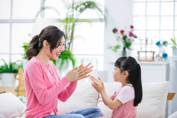 Mutter Bringt Kind Bei Wie Man Sich Richtig Die Hände — Stockfoto