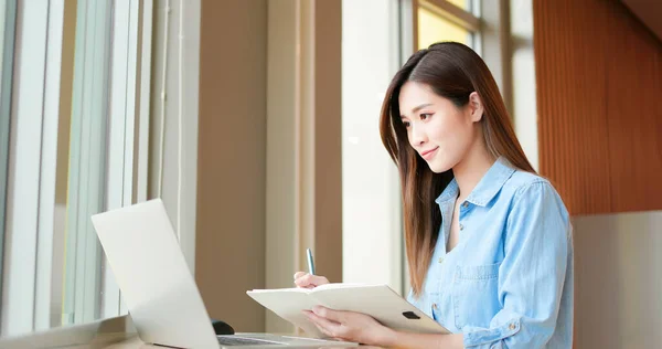 Slimme Aziatische Jonge Meisje Student Heeft Online Cursussen Schrijf Notities — Stockfoto