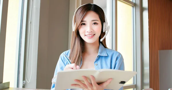 Έξυπνη Ασιάτισσα Μαθήτρια Χρησιμοποιεί Ακουστικά Για Μελετήσει Κάτι Online Μαθήματα — Φωτογραφία Αρχείου