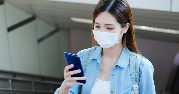 Aasialainen Nainen Käyttää Älypuhelinta Työskenneltäessä Kirurgisen Naamion Kanssa Kasvosuojaus Metro — kuvapankkivalokuva