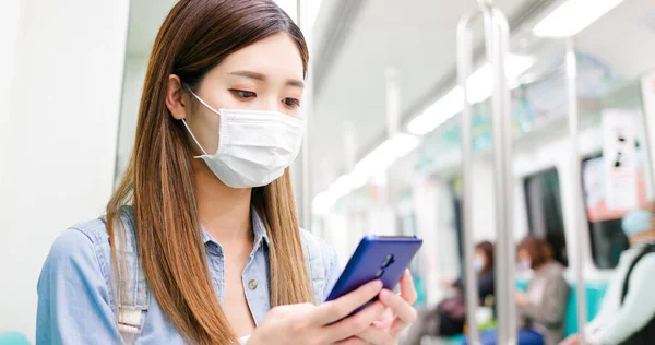 Asiatiske Kvinner Bruker Smarttelefon Med Kirurgisk Maskebeskyttelse Holder Sosial Avstand – stockfoto