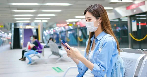 Mulher Asiática Usar Smartphone Com Máscara Cirúrgica Proteção Facial Manter — Fotografia de Stock