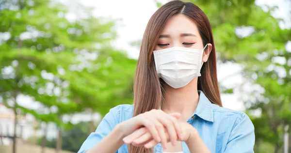 Aziatische Vrouw Met Chirurgische Gezichtsmasker Handen Wassen Met Alcohol Zeep — Stockfoto