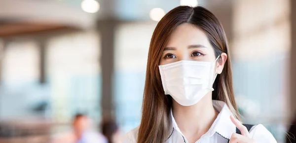 Asiatisk Kvinne Med Operasjonsmaske Ansiktsvern Som Går Folkemengder Restaurant Eller – stockfoto