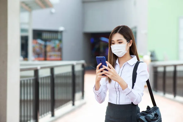 Ázsiai Sebészeti Maszk Arcvédelem Használ Okostelefon Miközben Sétál Városban — Stock Fotó
