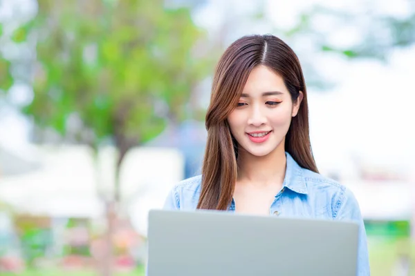 远程工作的概念 亚洲妇女使用电脑参加户外视频会议 — 图库照片