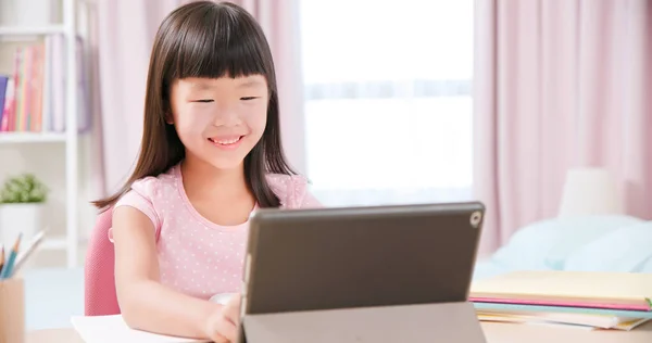 亚洲女学生在家里用平板电脑愉快地上网上课 — 图库照片