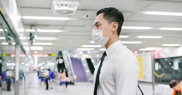Asiatischer Geschäftsmann Mit Mundschutz Und Sozialer Distanzierung Beim Warten Der — Stockfoto