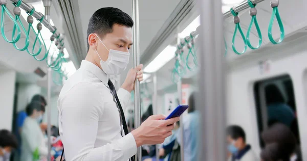 Aasialainen Liikemies Kirurginen Naamio Kasvosuojaus Käyttää Älypuhelinta Pitää Sosiaalisen Etäisyyden — kuvapankkivalokuva