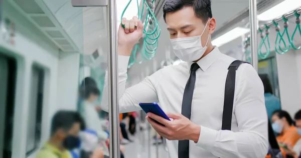 Aasialainen Liikemies Kirurginen Naamio Kasvosuojaus Käyttää Älypuhelinta Pitää Sosiaalisen Etäisyyden — kuvapankkivalokuva