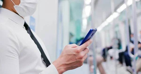 Zbliżenie Biznesmena Maską Chirurgiczną Ochrony Twarzy Używać Smartfona Zachować Dystans — Zdjęcie stockowe