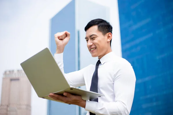 Vellykket Asiatisk Forretningsmann Blir Begeistret Når Han Ser Laptopen – stockfoto