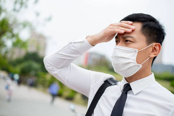 Asiatischer Geschäftsmann Hat Fieber Oder Kopfschmerzen Mit Chirurgischem Mundschutz — Stockfoto