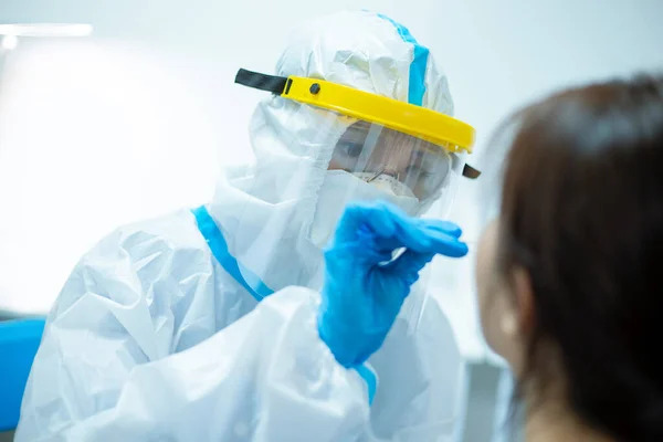 Teste Coronavírus Trabalhador Médico Que Toma Esfregaço Para Amostra Vírus — Fotografia de Stock