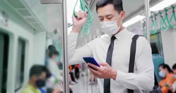 Homem com máscara no mrt — Vídeo de Stock