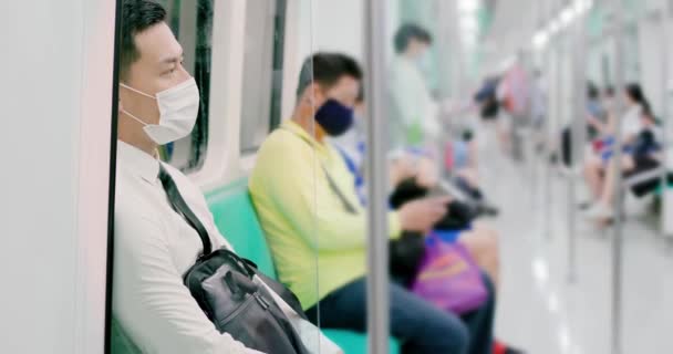 Mężczyzna z maską w metrze — Wideo stockowe
