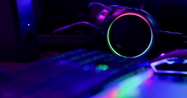 Auriculares RGB para deporte cibernético — Vídeo de stock