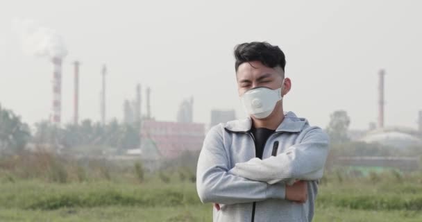 Азіатський чоловік носить захисну маску — стокове відео