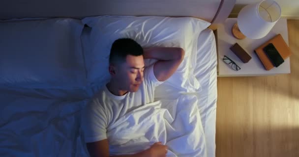 アジア人の男はよく眠る — ストック動画