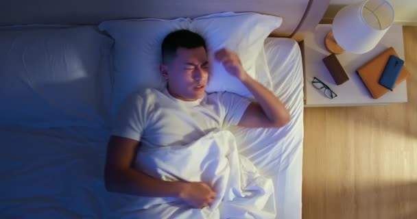 Asiático hombre tiene insomnio — Vídeo de stock