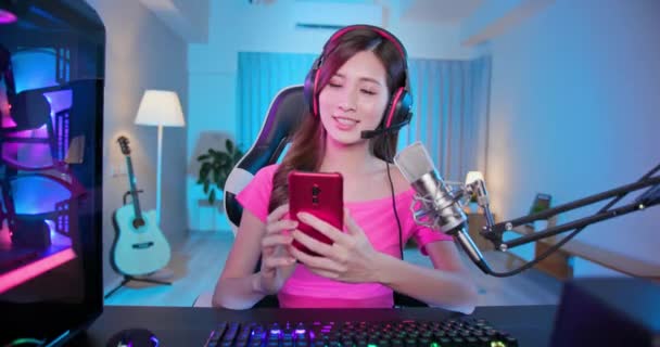Asiático chica tener en vivo stream — Vídeo de stock