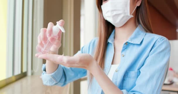 Asiático mujer uso desinfectante gel — Vídeo de stock