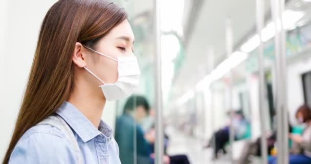 Vrouw met masker in metro — Stockvideo