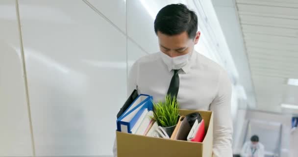 Aziatische man wordt ontslagen — Stockvideo