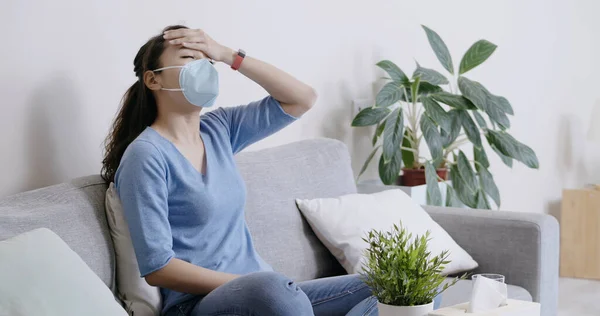 Aziatische Vrouw Ziek Hoofdpijn Als Gevolg Van Longontsteking Thuis — Stockfoto