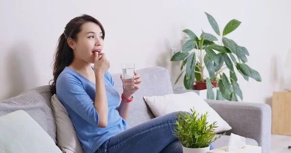 Asian Woman Eat Medicine Pills Increase Immunity Water Feel Better — Stock Photo, Image