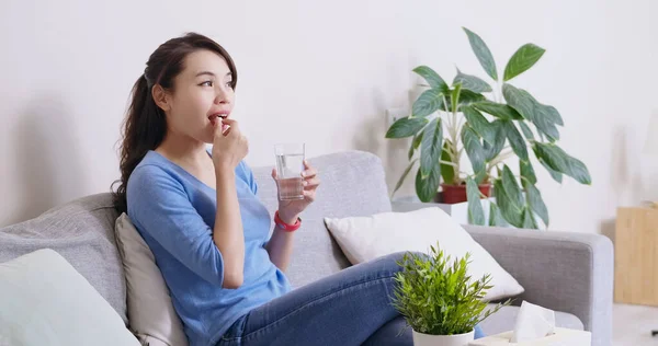 Mujer Asiática Comer Píldoras Medicinales Para Aumentar Inmunidad Con Agua — Foto de Stock