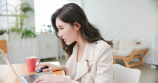 远程工作的概念 亚洲妇女使用计算机工作 并在家里举行视频会议 — 图库照片