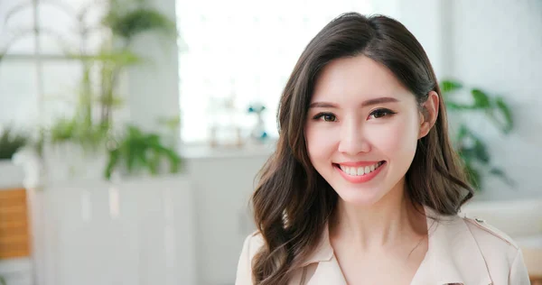 Jonge Aziatische Zakenvrouw Glimlach Naar Het Kantoor — Stockfoto
